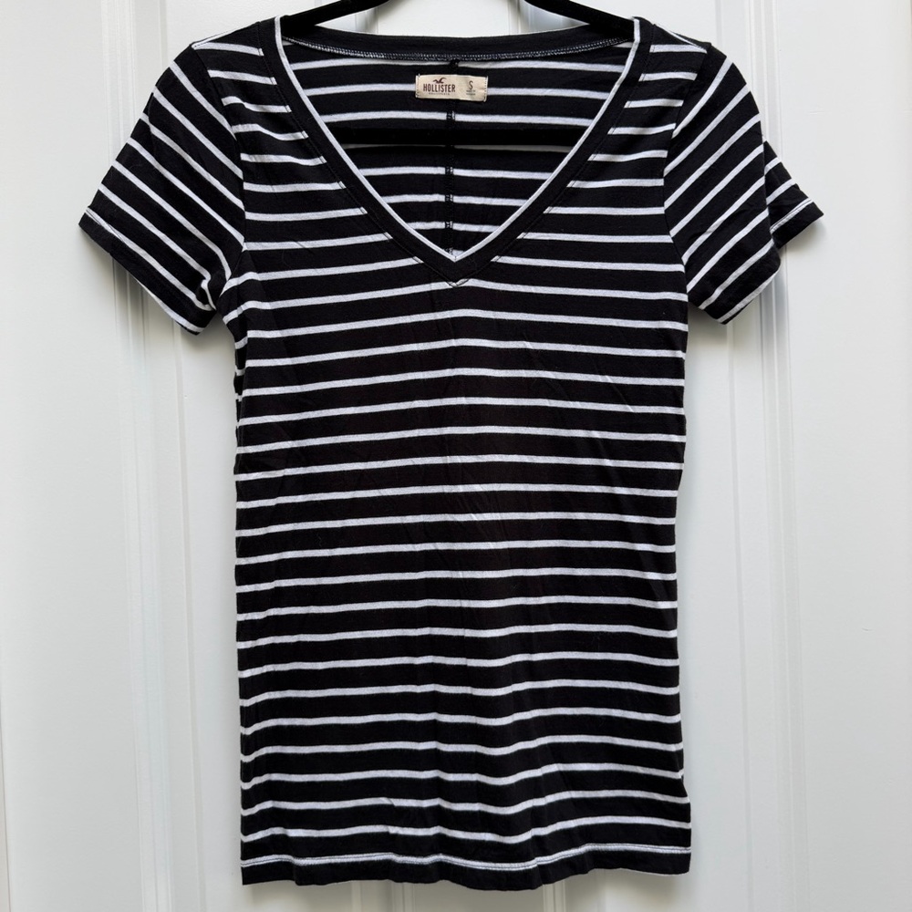 HOLLISTER SHORT SLEEVE V NECK T SHIRT BLACK WHITE STRIPES SMALL